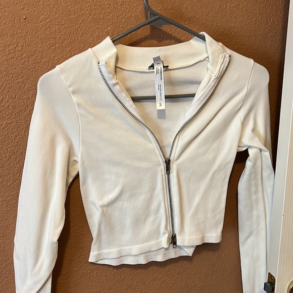 NWOT Zipped White Long Sleeve Crop Top - Picture 5 of 6